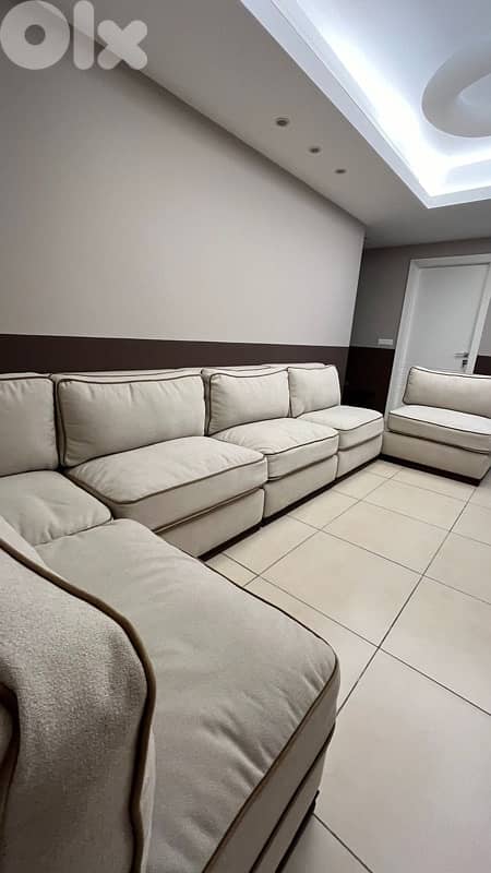 Elegant 6-seater sofa 4m50, brand new and never used. 9