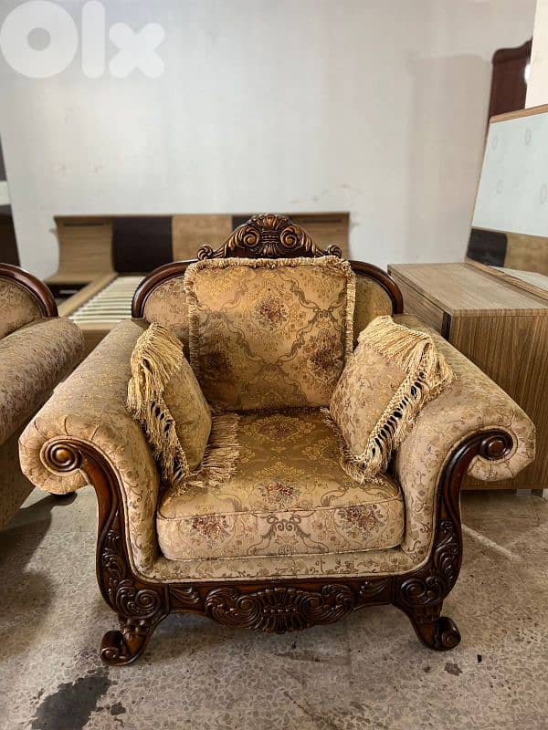 طقم كنبايات حفر ملكي اربع قطع وطقم طاولات 2