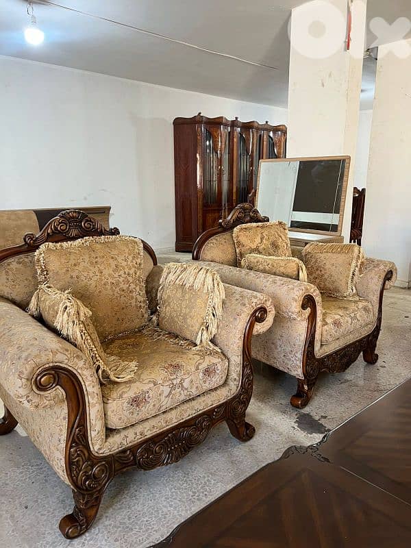 طقم كنبايات حفر ملكي اربع قطع وطقم طاولات 3