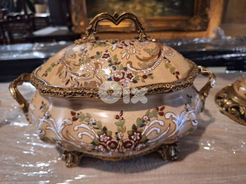 ٣ قطع بورسولان سافر مع برونز شغل فني انتيك مميز جدا 4