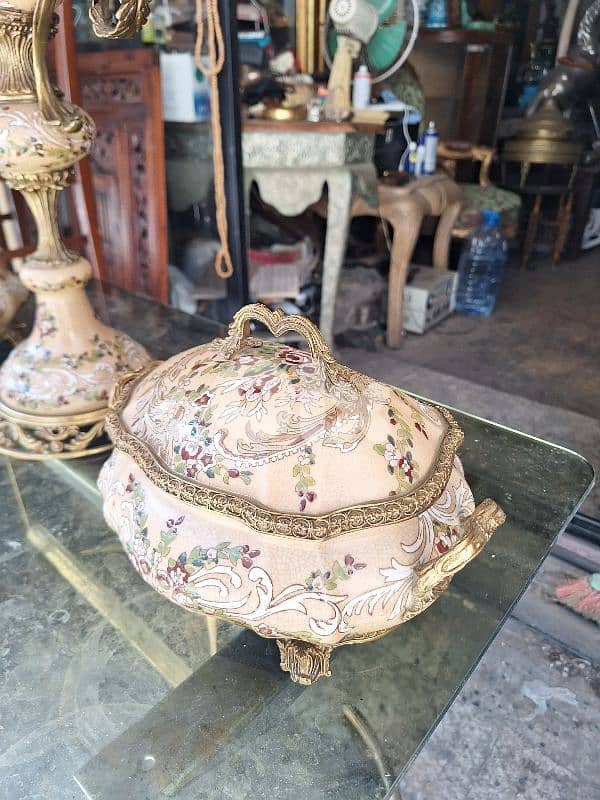 ٣ قطع بورسولان سافر مع برونز شغل فني انتيك مميز جدا 6