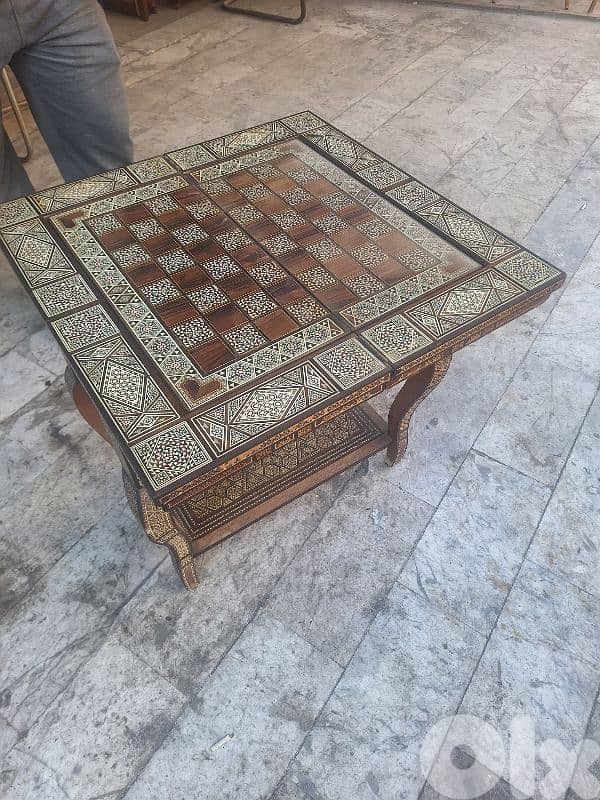 طاولة لعب ورق وشطرنج وزهر شرقي انتيك مرصع بالصدف 0