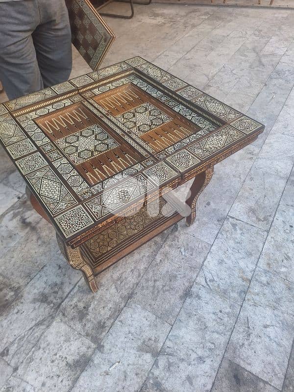 طاولة لعب ورق وشطرنج وزهر شرقي انتيك مرصع بالصدف 4