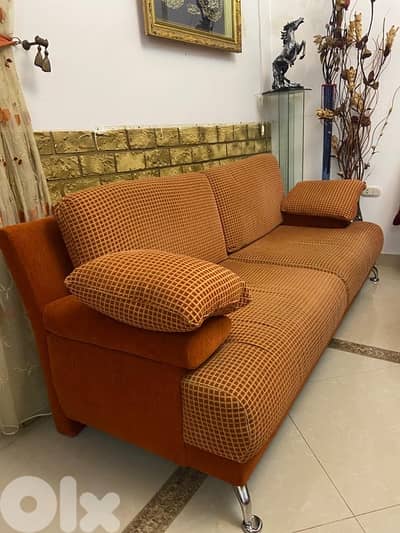 فرش طقم مع طاولة نظيف شبه جديد