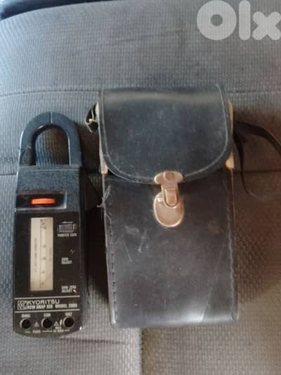 مكنة فحص كهرباء قديمة مع علبة جلد