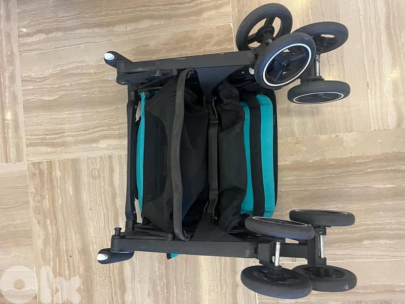 maxicosi car seat and foldable trolley 1