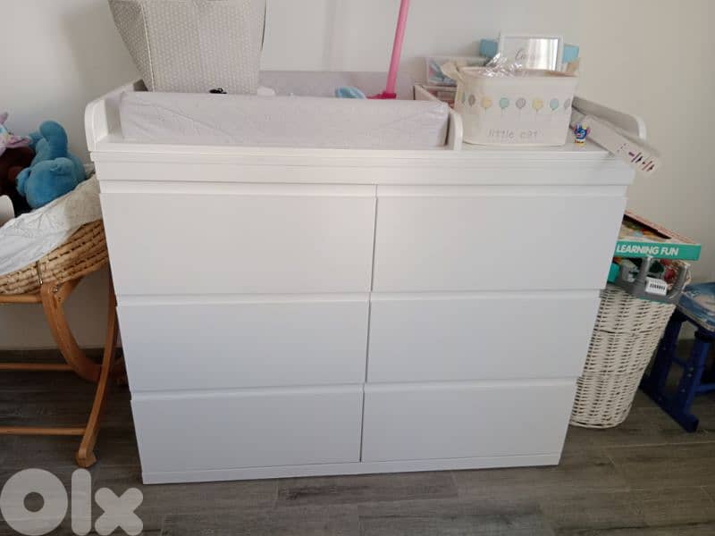 2 kids beds, closet 6 drawers, big closet, mummy chair 1