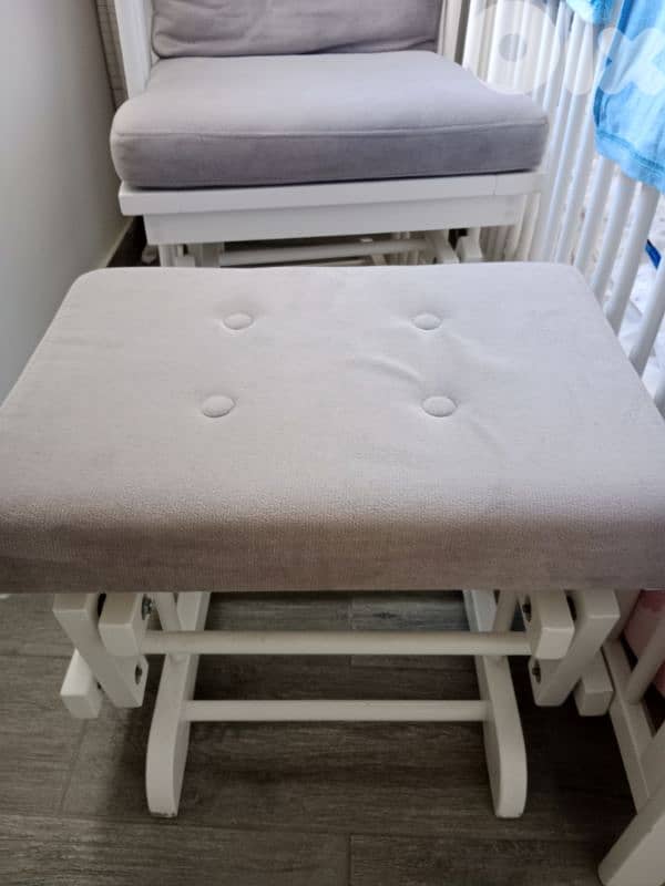 2 kids beds, closet 6 drawers, big closet, mummy chair 3