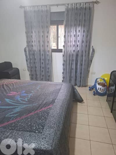 غرفة نوم كاملة بحالة جيدة جدا مع فرشات مفرد ونص عدد ٣ وبراد