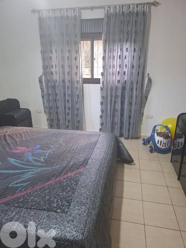 غرفة نوم كاملة بحالة جيدة جدا مع فرشات مفرد ونص عدد ٣ وبراد 0