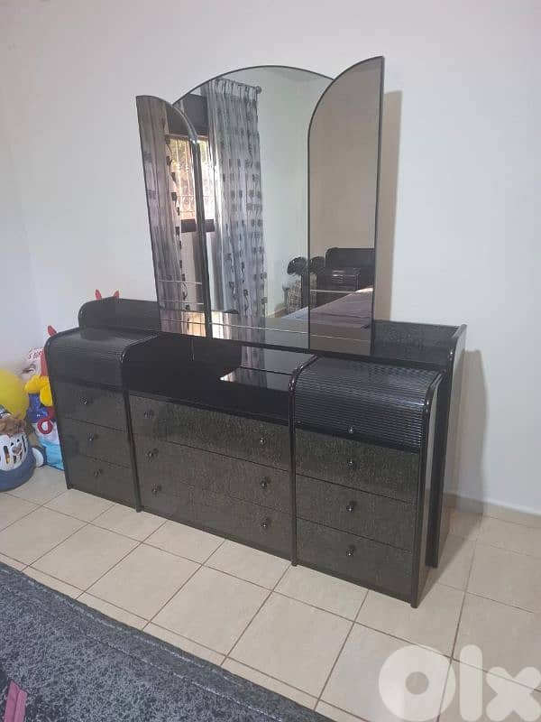 غرفة نوم كاملة بحالة جيدة جدا مع فرشات مفرد ونص عدد ٣ وبراد 2