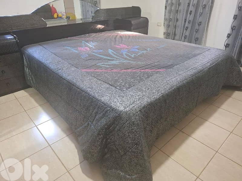 غرفة نوم كاملة بحالة جيدة جدا مع فرشات مفرد ونص عدد ٣ وبراد 3