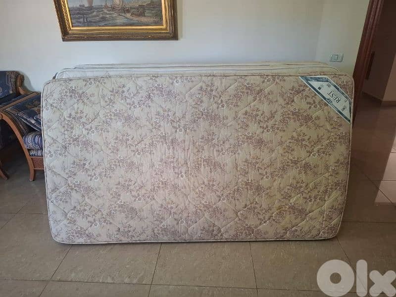 غرفة نوم كاملة بحالة جيدة جدا مع فرشات مفرد ونص عدد ٣ وبراد 6