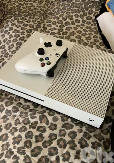 XBOX one S barley used with 7 games and online account