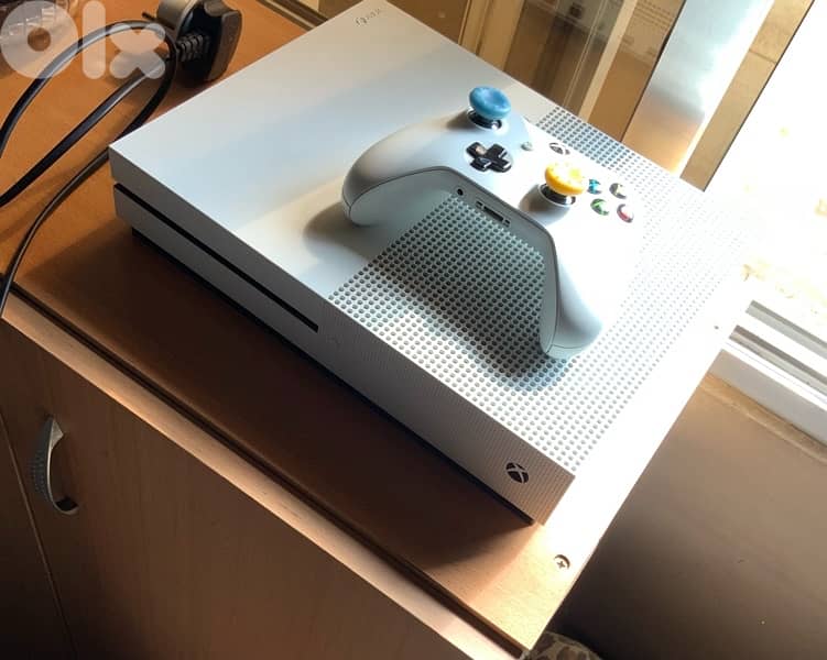 XBOX one S barley used with 7 games and online account 4