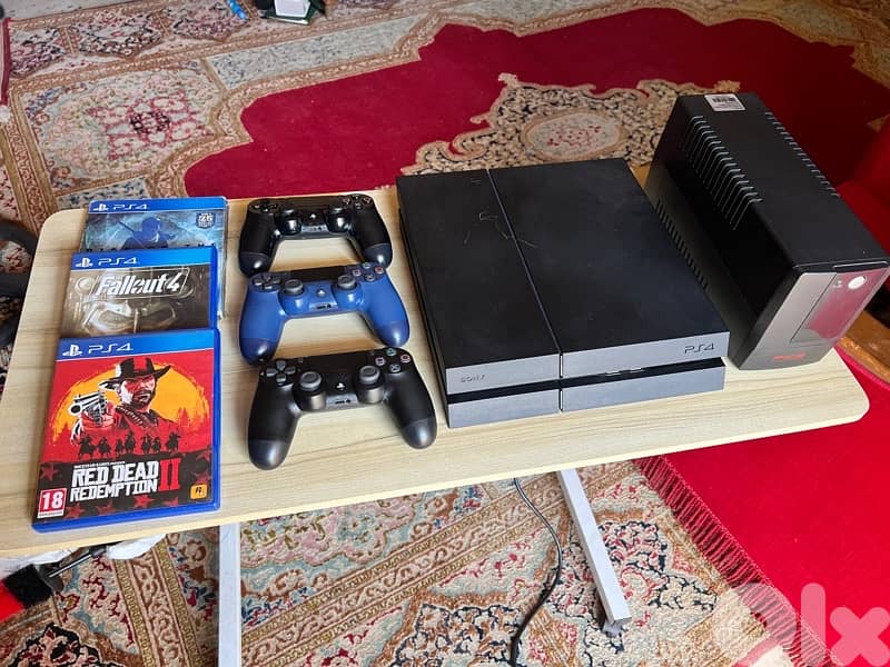 Play Station 4 + UPS + 3 controllers + 3 games 0