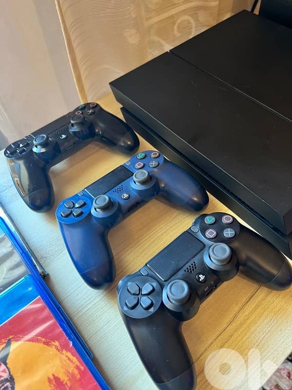 Play Station 4 + UPS + 3 controllers + 3 games 1