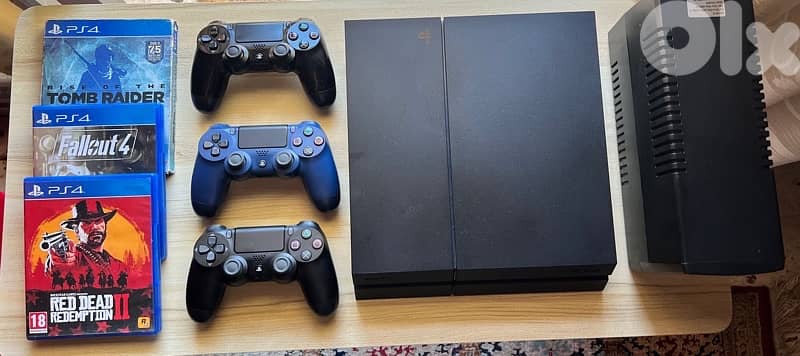 Play Station 4 + UPS + 3 controllers + 3 games 2