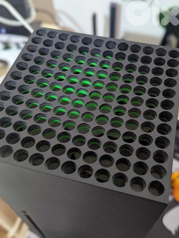 XBOX SERIES X WITH 2 CONTROLLERS 3