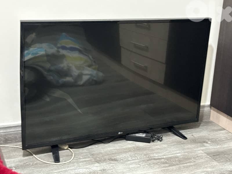 LG 43 inch broken screen with remote 0