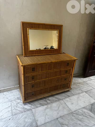 vintage bamboo dresser like new. 320$