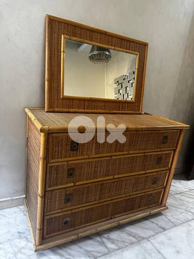 vintage bamboo dresser like new. 320$
