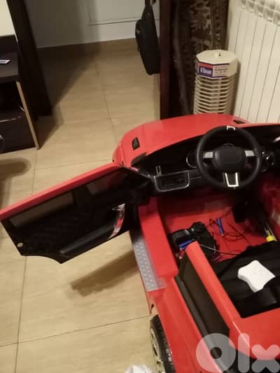 jeep for babies works on rechargeable battery  with a remote controle