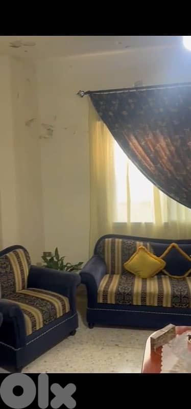 صالون كحلي قديم بحالة جيدة مع طقم طاولات للبيع 0