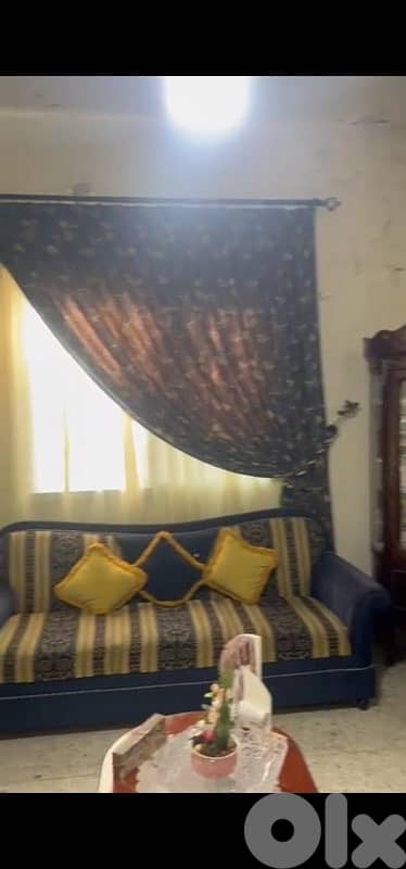 صالون كحلي قديم بحالة جيدة مع طقم طاولات للبيع 1