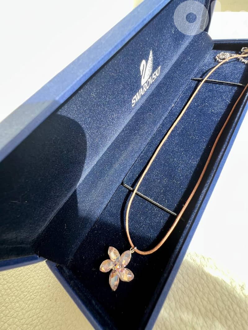 Swarovski flower necklace 0