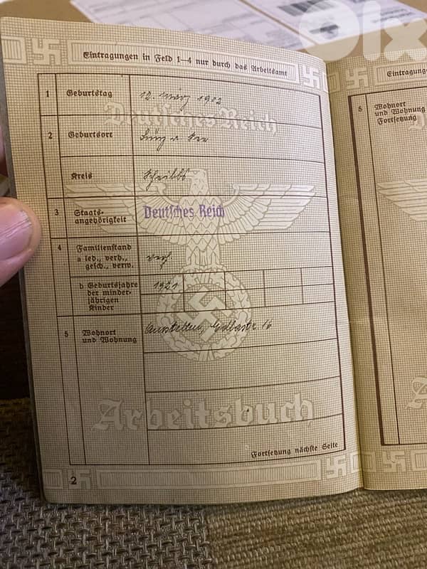 دفتر نازي كان يستخدم لعمال المانيا النارية بالحرب العالمي الثانية 2