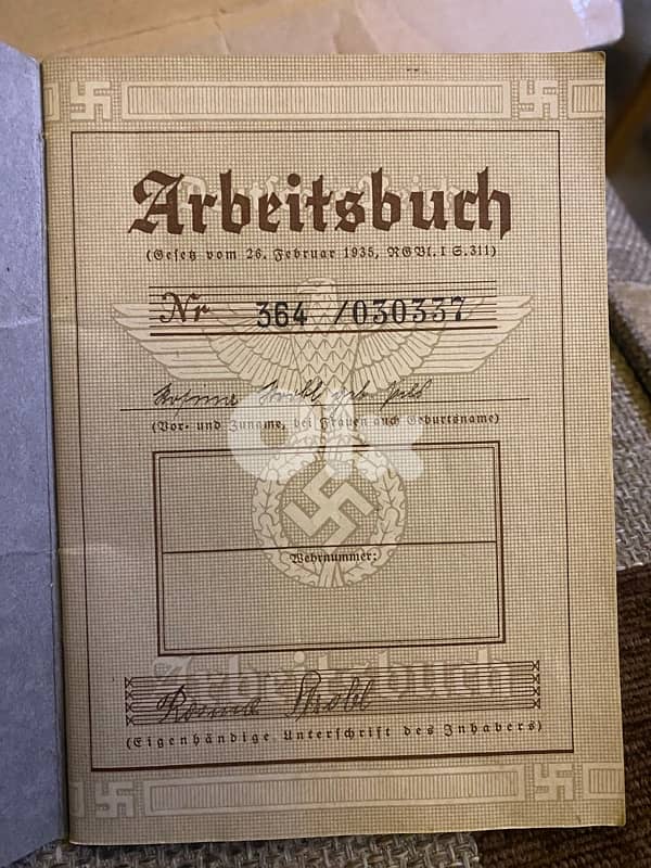 دفتر نازي كان يستخدم لعمال المانيا النارية بالحرب العالمي الثانية 3