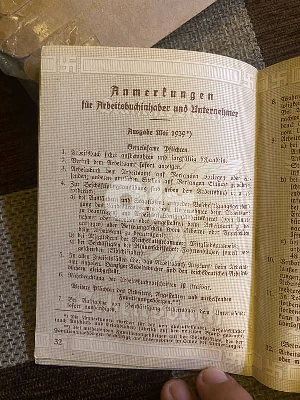 دفتر نازي كان يستخدم لعمال المانيا النارية بالحرب العالمي الثانية 7