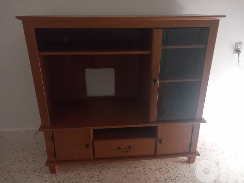 oak wood TV cabinet massive . very good condition 136x 56 depthx 128ht 1