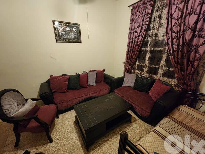 صالون مع الطاولة والبرادي للبيع 0