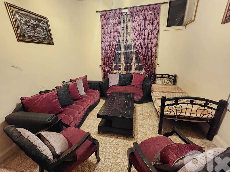 صالون مع الطاولة والبرادي للبيع 1