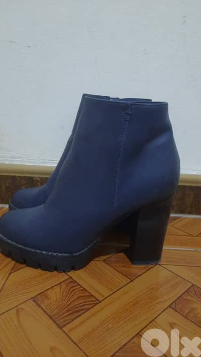 بوت نسائي أنيق بكعب عالي