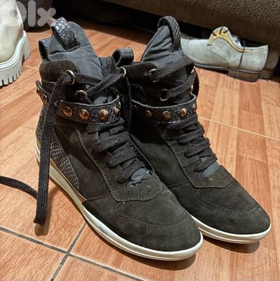 GEOX Italian suede gold tone shoes