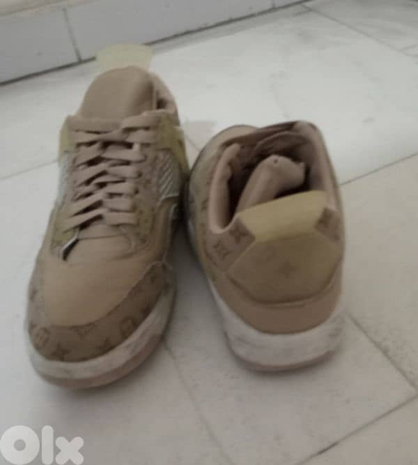 بوط بحالة ممتازة 2