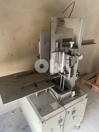 ماكينة تلزيق علب