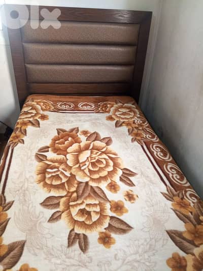 تخت مفرد ونص بلا فرشه