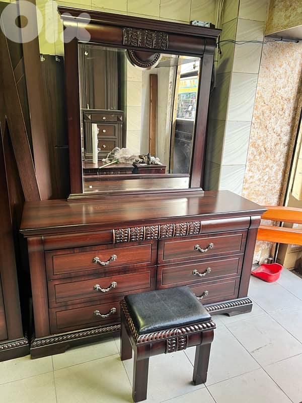 غرفة نوم ماليزية ملكية مستوردة شبه جديدة 3