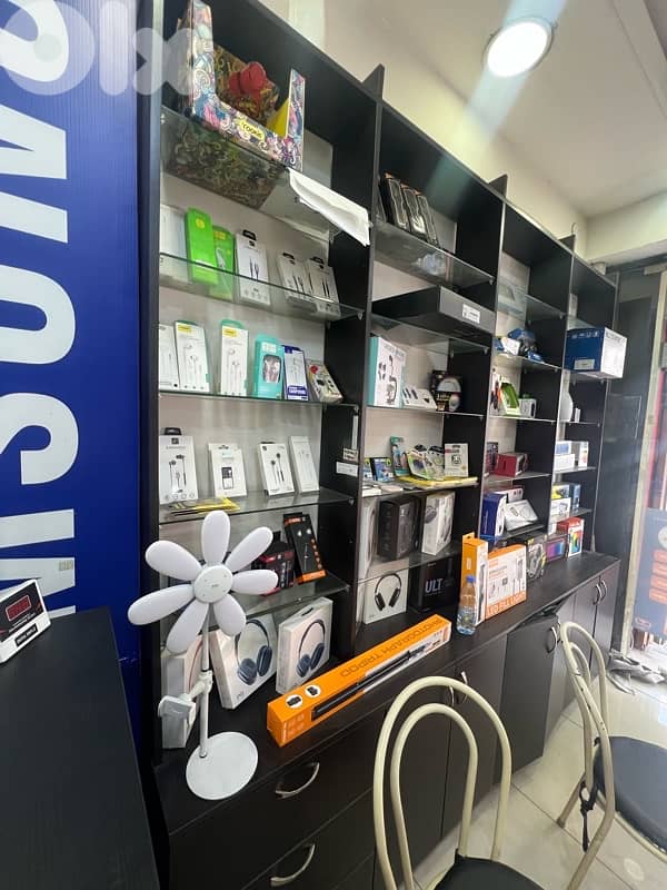 خزاين + رفوف مع  قزازاتن+ مكاتب+ ستاند مع تعاليق 0