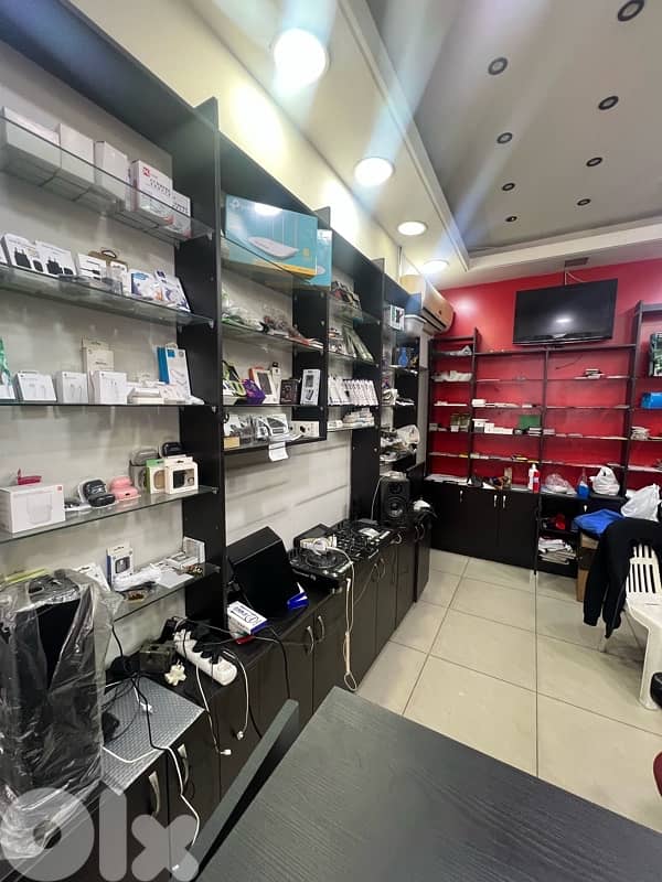 خزاين + رفوف مع  قزازاتن+ مكاتب+ ستاند مع تعاليق 2