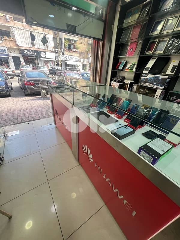 خزاين + رفوف مع  قزازاتن+ مكاتب+ ستاند مع تعاليق 3