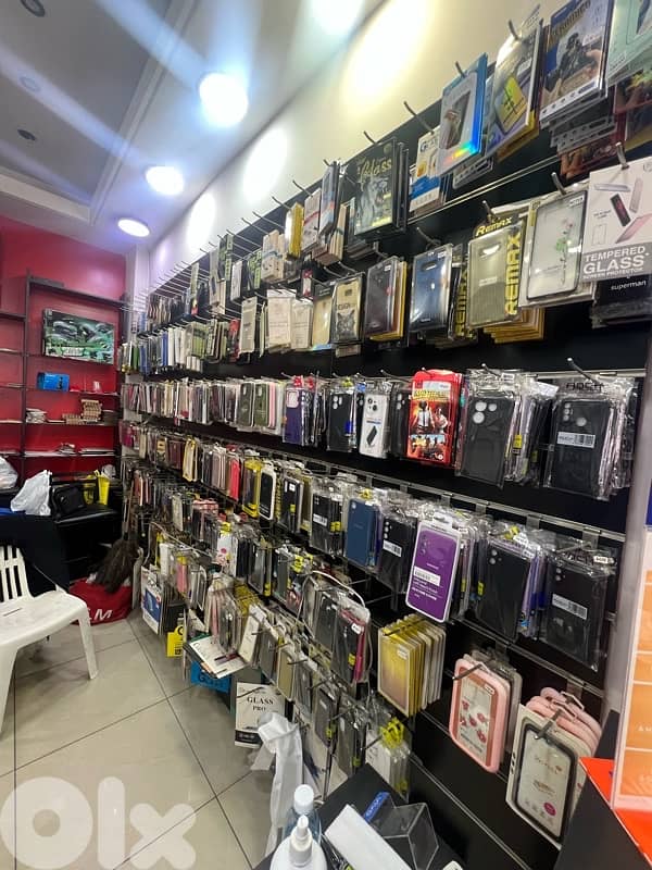 خزاين + رفوف مع  قزازاتن+ مكاتب+ ستاند مع تعاليق 4