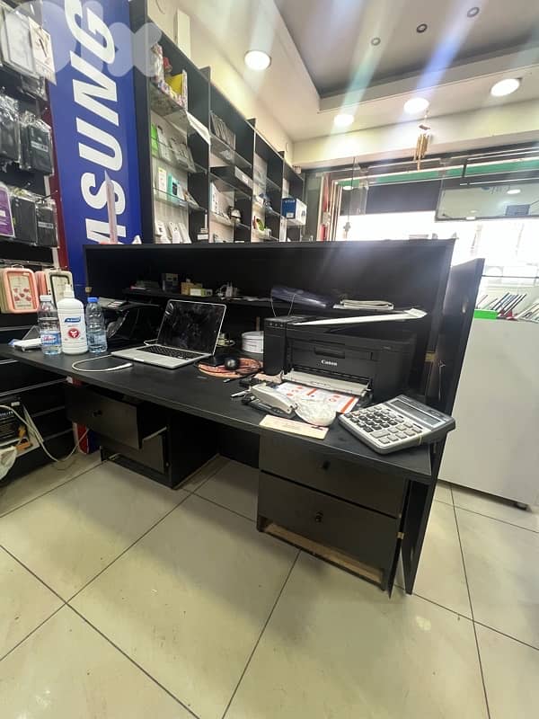 خزاين + رفوف مع  قزازاتن+ مكاتب+ ستاند مع تعاليق 5