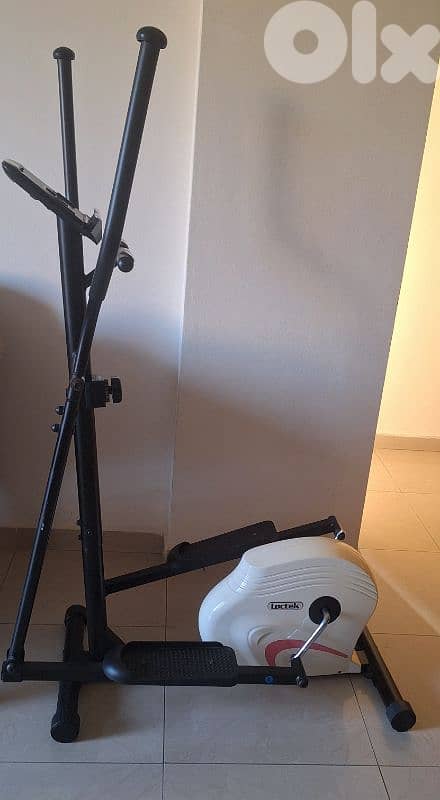 Ellipltical locteck jdide b 100 $ 1