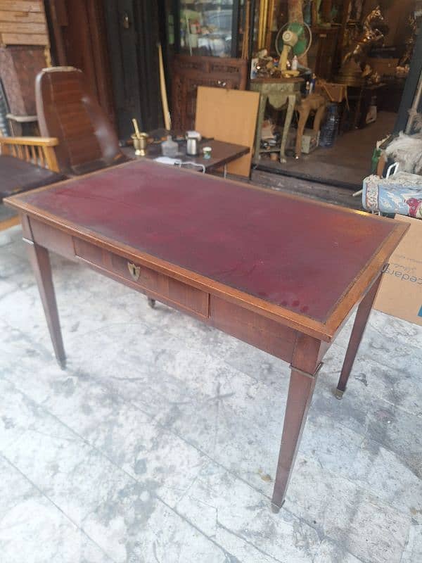 طاولة مكتب فرنسي رائع جدا ومميز وجه جلد طبيعي سعر لقطة 0