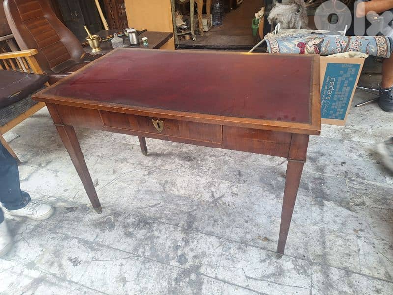 طاولة مكتب فرنسي رائع جدا ومميز وجه جلد طبيعي سعر لقطة 1